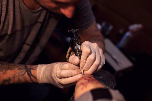What to Expect When Visiting Tattoo and Piercing Studios